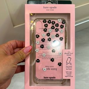 Brand New Kate Spade I Phone 5.4 case daisies